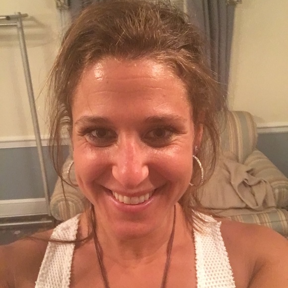 Meet your Posher, Julie.  🖤Sharing is caring🖤 - Picture 4 of 8